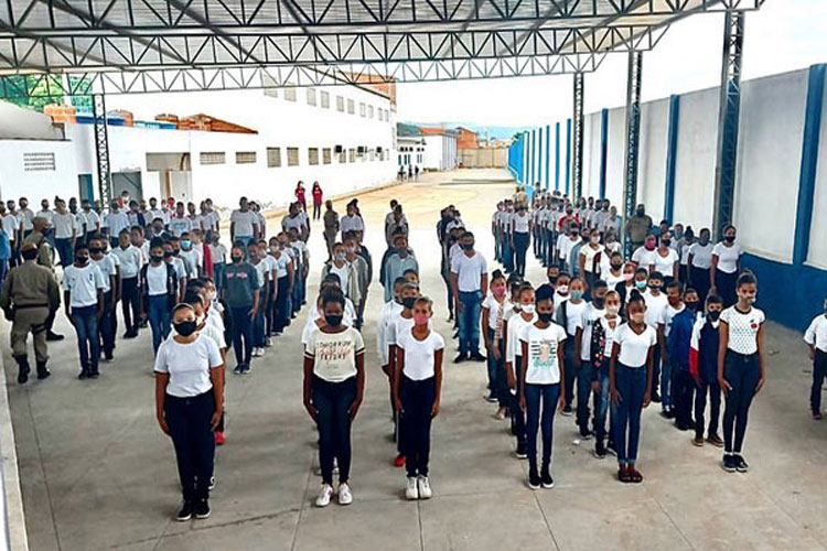 Projeto cívico militar na Escola Oscarlina Oliveira Silva é reiniciado em Brumado