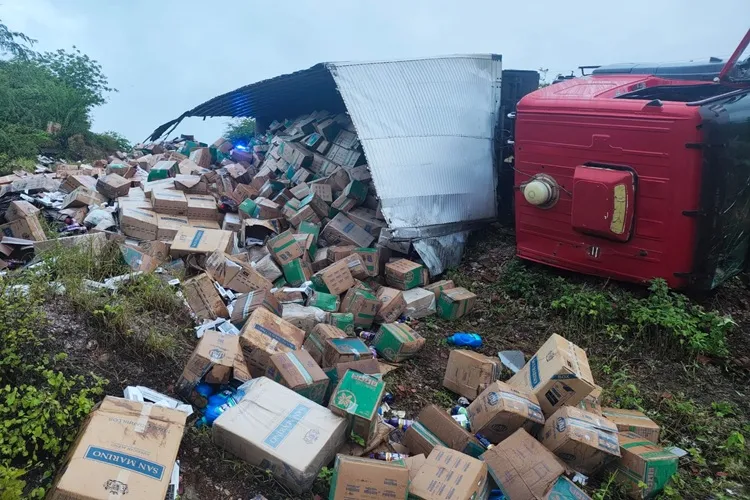 Brumado: Motorista tomba caminhão com R$ 2 milhões de cigarros contrabandeados