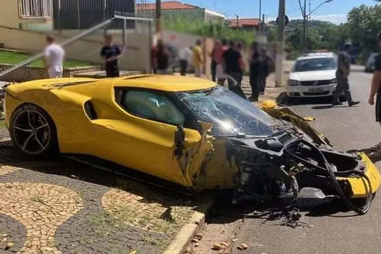 Sem controle, Ferrari de R$ 3,2 milhões invade calçada e bate em casa