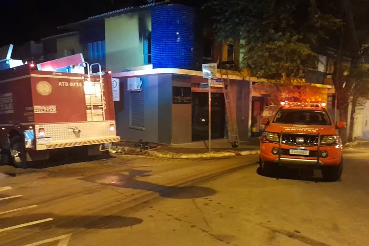 Corpo de Bombeiros de Brumado controla incêndio e evita tragédia no centro da cidade