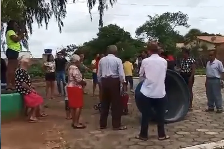 Vídeo: Sem água há 22 dias, moradores protestam no distrito de Maniaçu em Caetité