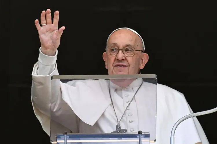 Papa Francisco passa bem a noite no hospital em quadro estável de pneumonia dupla