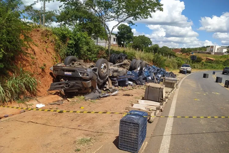 Caetité: Caminhão carregado com mangas capota na BR-030