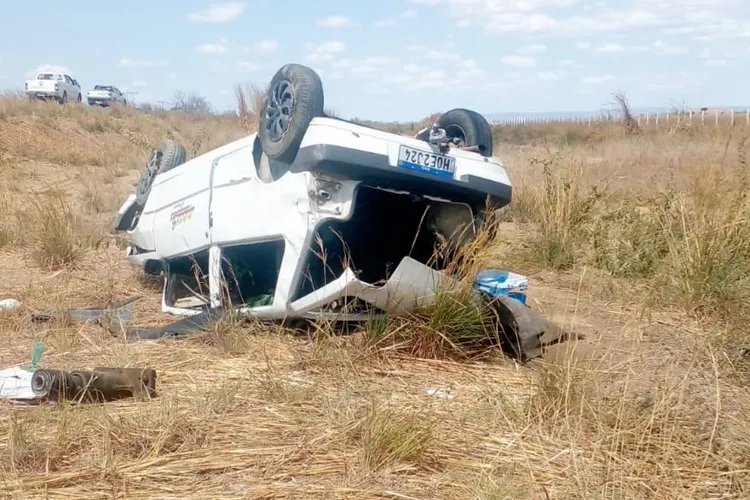 Carro de empresa de transportes tomba e deixa um morto e dois feridos na BR-030 em Iuiu