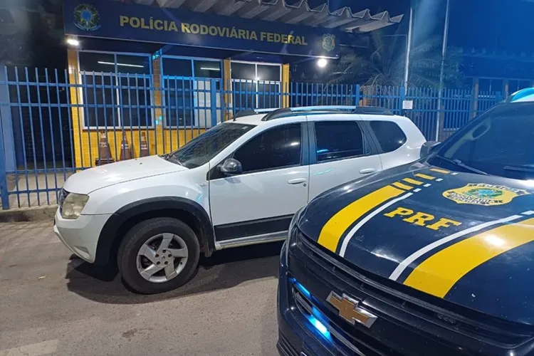 PRF recupera carro roubado no 'golpe do pix' e detém casal em Barreiras