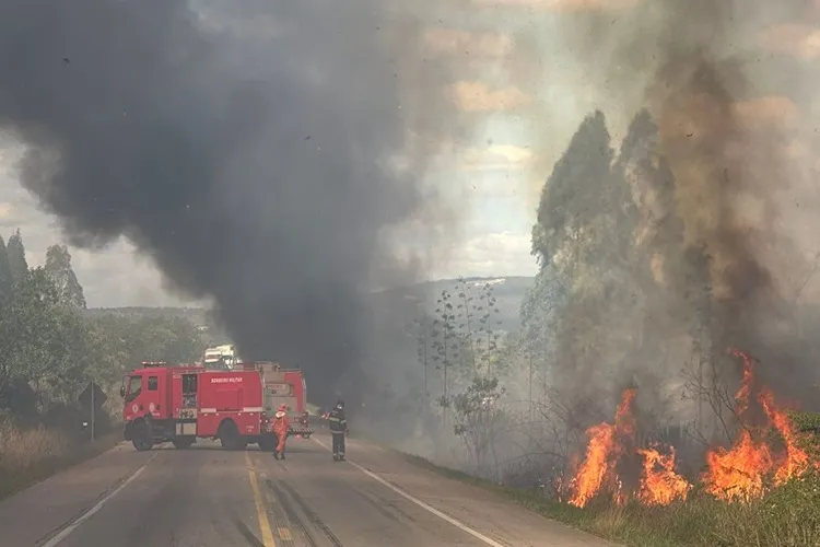 Acidente de trânsito seguido de incêndio na BR-116 em Vitória da Conquista