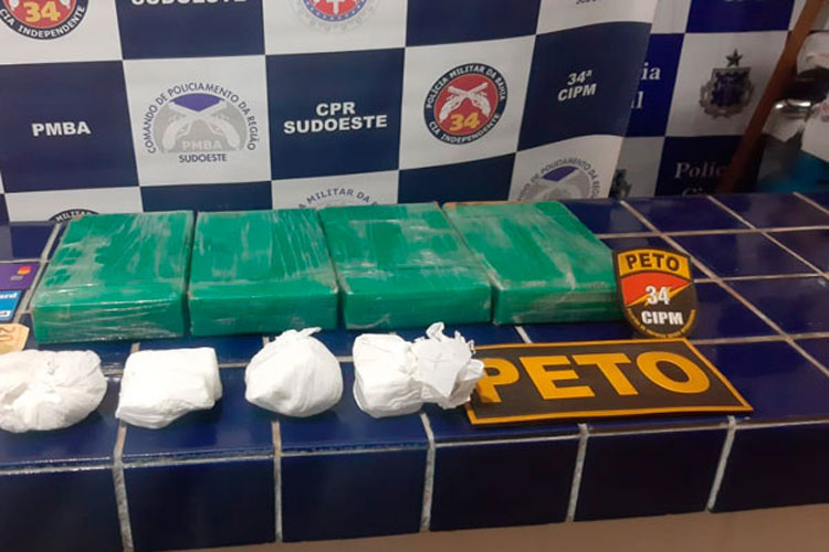 Brumado: Homem é preso após PM encontrar 4 kg de cocaína dentro de pneu estepe de carro