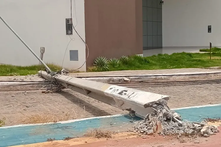 Mulher invade canteiro central e bate em poste de iluminação no centro de Urandi