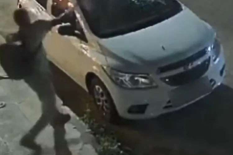 Vídeo: Homem tenta incendiar carro estacionado e quebra para-brisa em Brumado