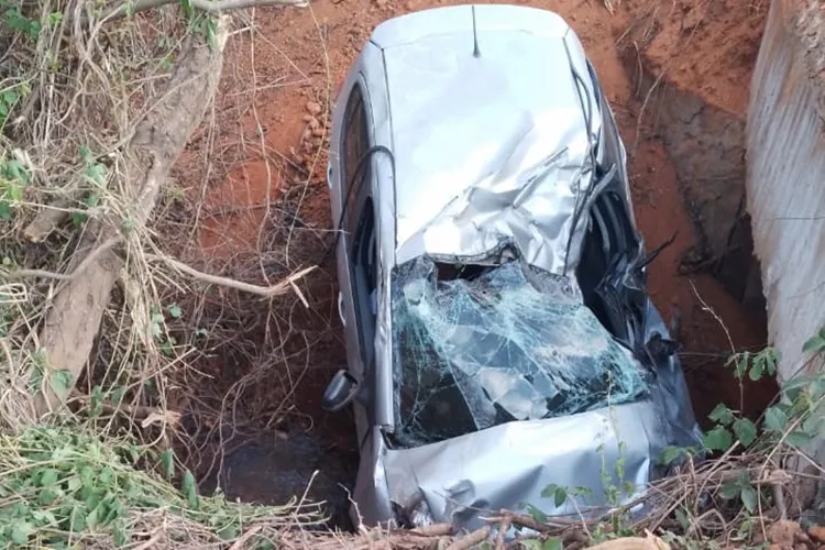 Vídeo: Motorista de 66 anos morre após carro cair de ponte em Caetité