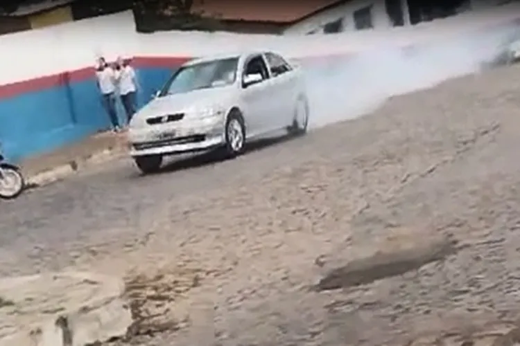 Carro é flagrado realizando manobras perigosas em frente a escola em Caetité