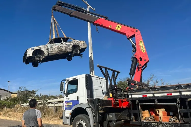 Vídeo: Carro de cantor de Guanambi pega fogo na BA-156