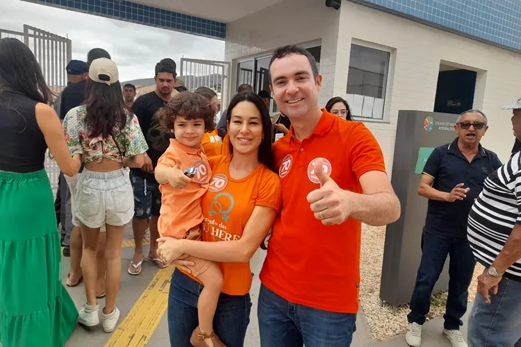 Eleições 2024 em Brumado: Fabrício Abrantes vota acompanhado da família