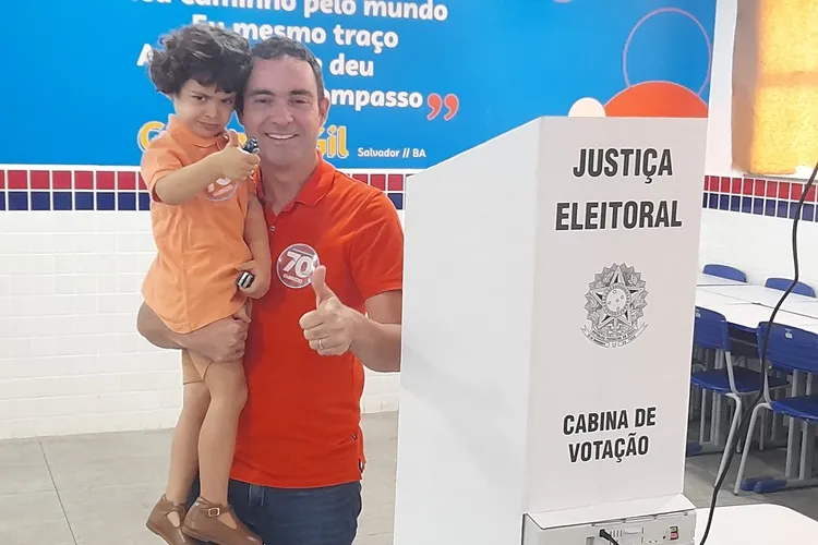 Eleições 2024 em Brumado: Fabrício Abrantes vota acompanhado da família