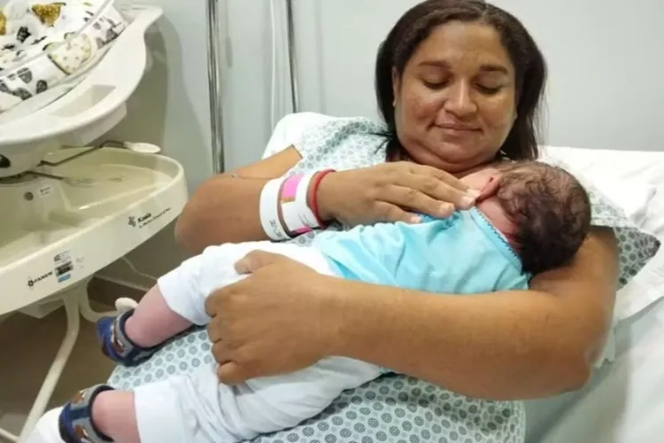 Bebê 'gigante' nasce com mais de 5kg em caso raro no Cerará