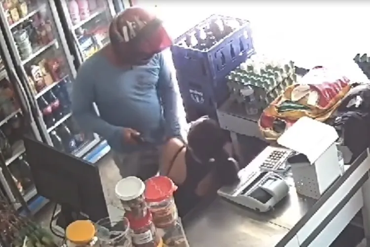 Vídeo: Mulher fica sob a mira de revólver durante assalto a supermercado em Guanambi