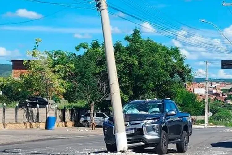 Caminhonete sobe em canteiro central e bate em poste na BA-148 em Brumado