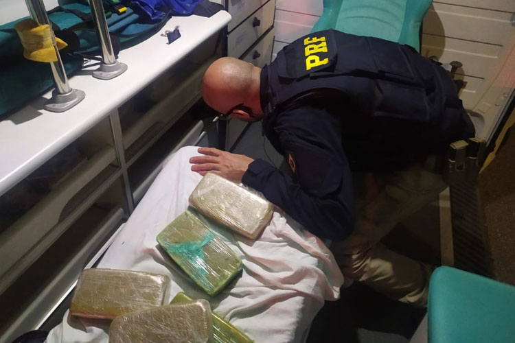 PRF apreende quase 45 kg de pasta base de cocaína em ambulância