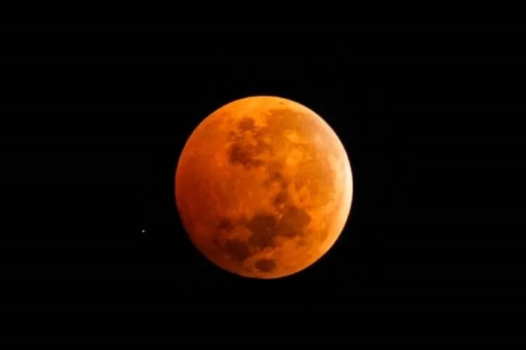 Astrônomos reverenciam o eclipse lunar com a deslumbrante lua de sangue na Bahia