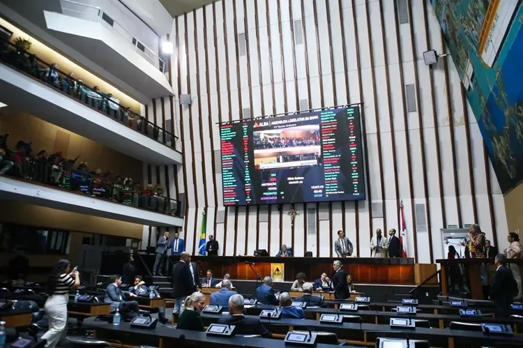 Cinco deputados disputam prefeituras baianas, e composição da Alba pode mudar