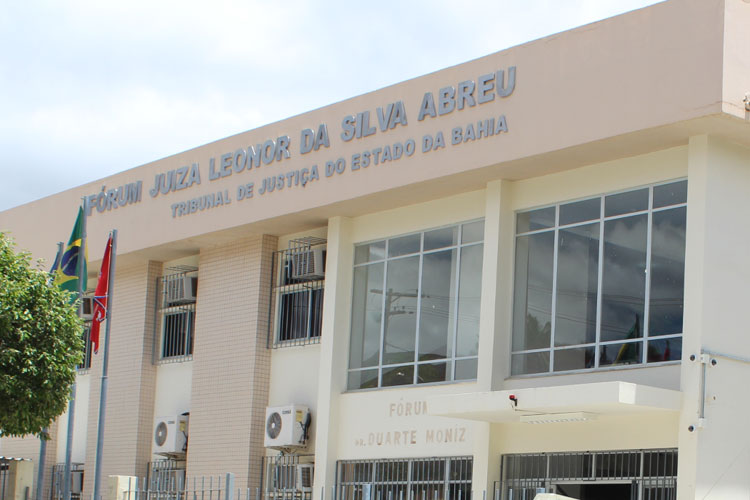 Bandidos cortam energia e arrombam Fórum Juíza Leonor da Silva Abreu em Brumado