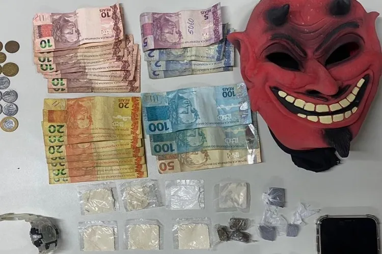 Casal é preso em Oliveira dos Brejinhos com drogas, dinheiro e máscara para disfarce