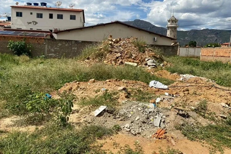 Rua Hermes Lima sofre com sujeira e entulho em Livramento de Nossa Senhora