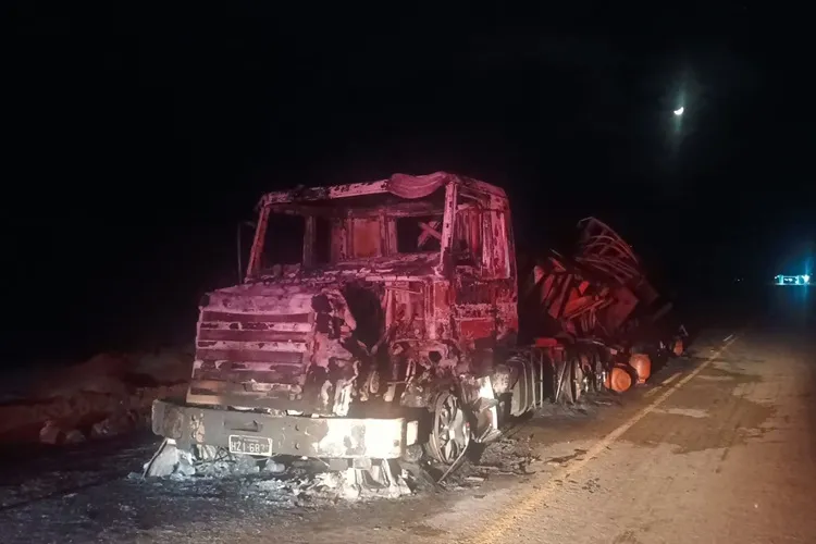 Vídeo: Caminhão com carga de botijões de gás pega fogo em Livramento de Nossa Senhora