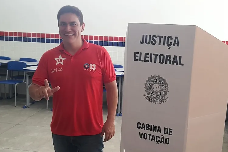 Brumado: Guilherme Bonfim vota acompanhado da família e de sua vice