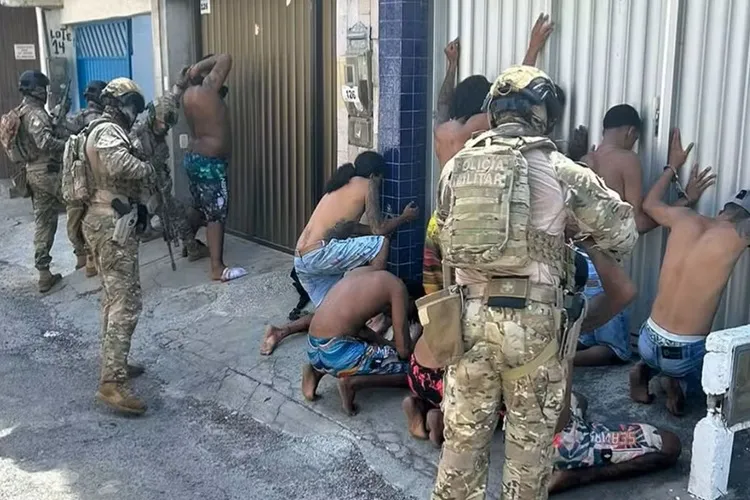 Troca de tiros termina com três mortos e 11 presos em Lauro de Freitas