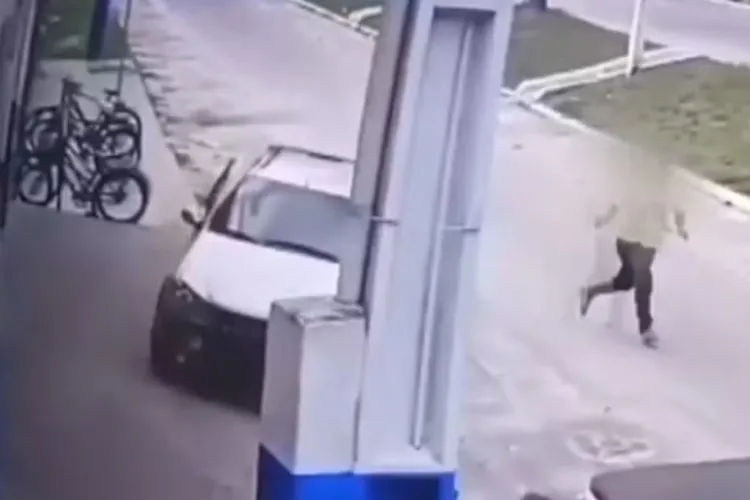 Motorista joga carro na calçada e bate em moto ao escapar de assalto em Teixeira de Freitas