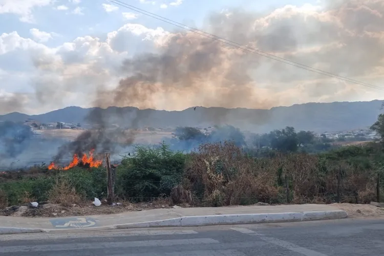 Incêndio atinge área de vegetação próximo ao Centro de Cultura de Macaúbas