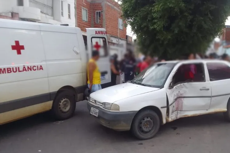 Acidente entre carro e motocicleta deixa quatro feridos em Guanambi