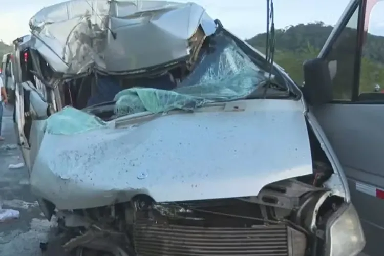 BR-324: Três pessoas morrem após batida entre van que transportava pacientes e carreta