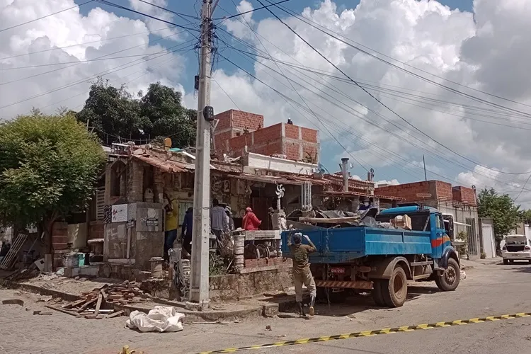 Prefeitura retira 10 caçambas de entulho e lixo de residência em Guanambi