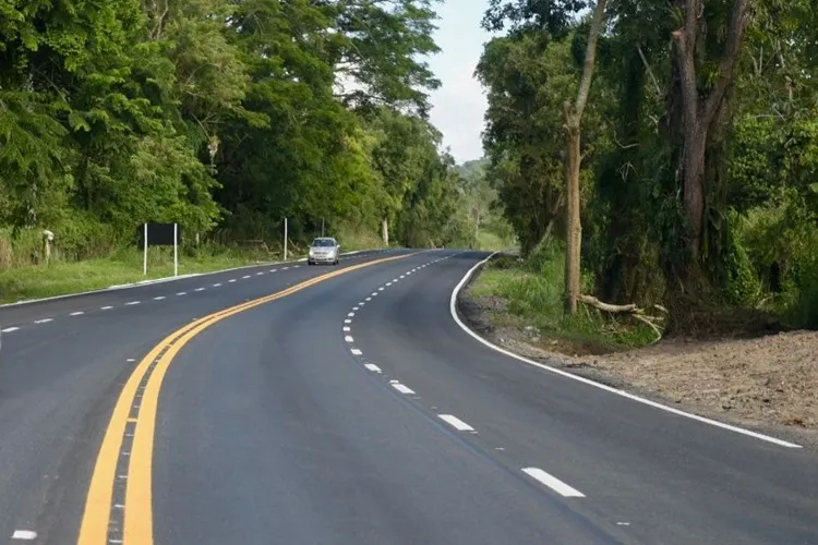 Homem morre após ser atropelado enquanto caminhava na BR-415 em Itabuna