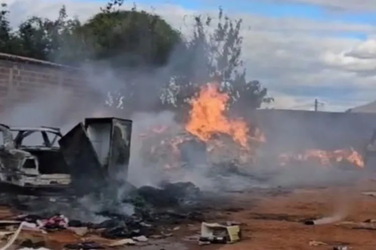 Galpão de reciclagem pega fogo no Bairro Alto Maron em Aracatu