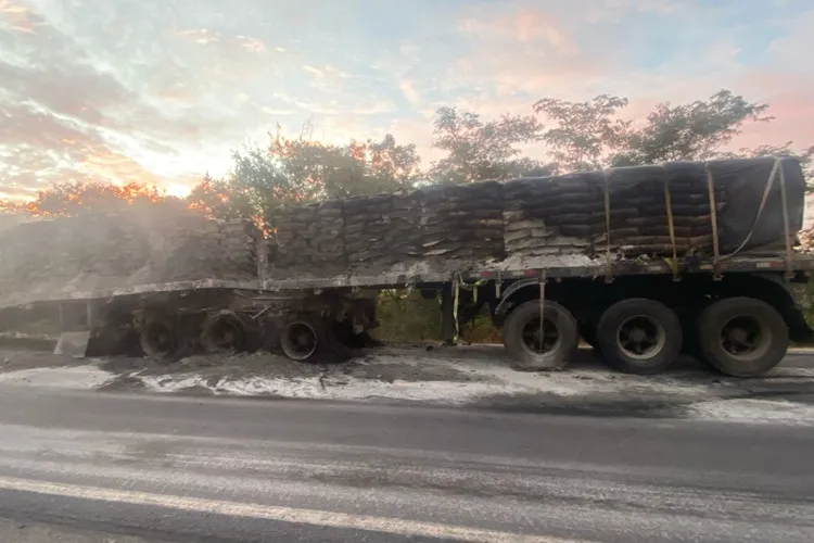 Incêndio atinge caminhão na BR-030 entre Caetité e Guanambi