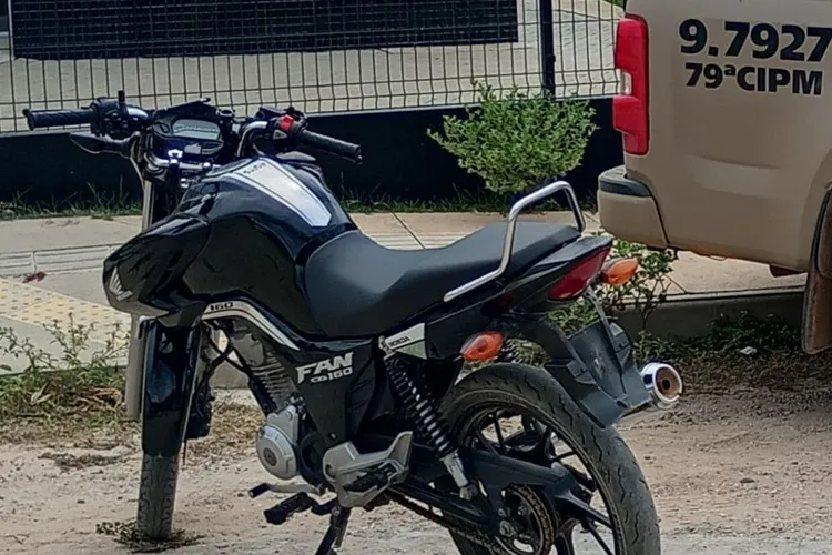 Caetanos: PM aborda motocicleta sem placa e identifica restrição de roubo