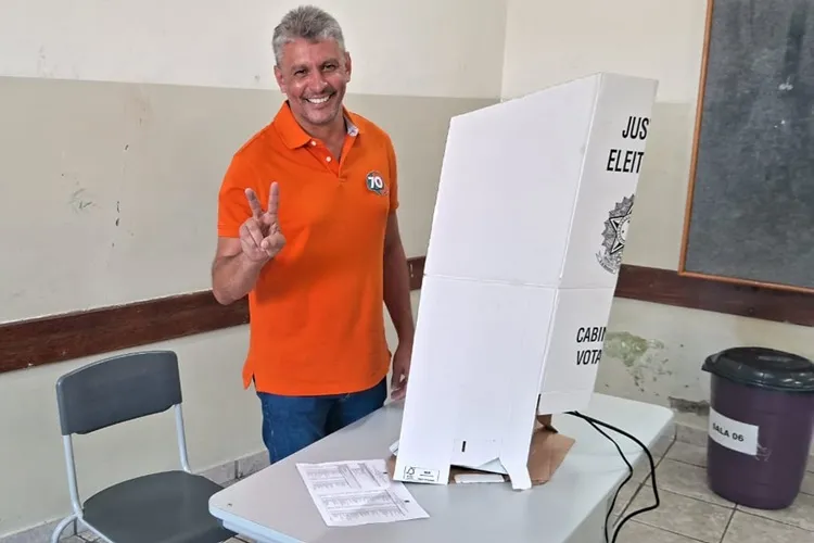 Eleições 2024: Nal Azevedo exerce o seu direito ao voto em Guanambi