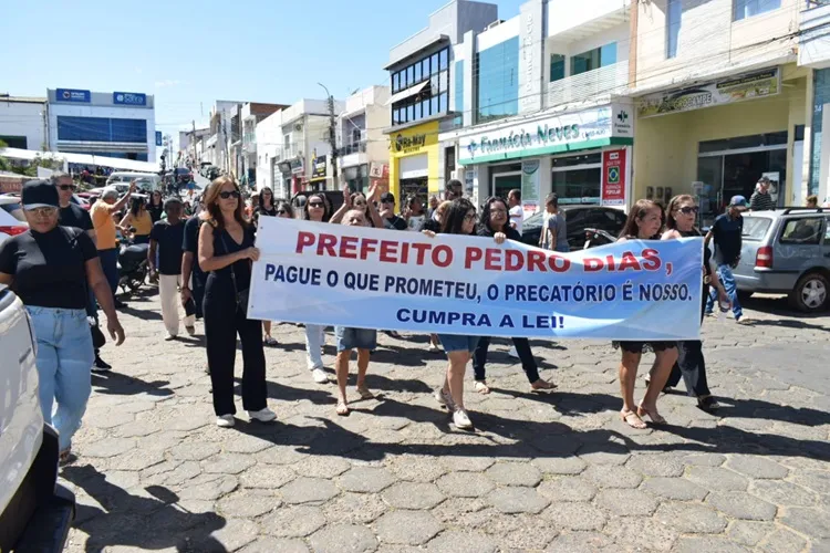 Professores realizam caminhada e cobram pagamento dos precatórios em Caculé