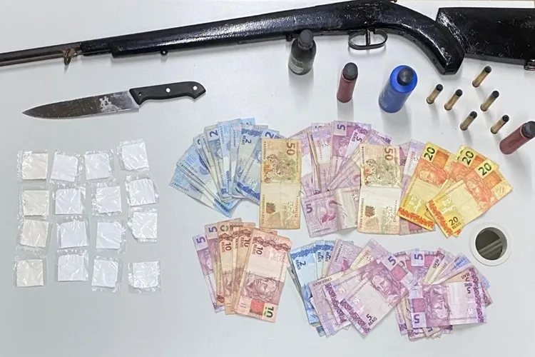 PM apreende arma de fogo, munições, faca, drogas e dinheiro em Oliveira dos Brejinhos