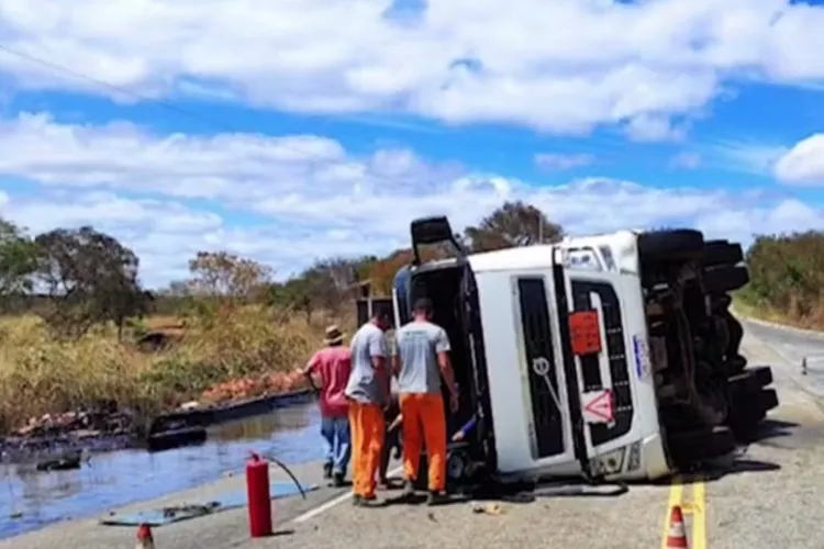 Carreta tomba e BA-156 fica parcialmente interditada entre Urandi e Licínio de Almeida