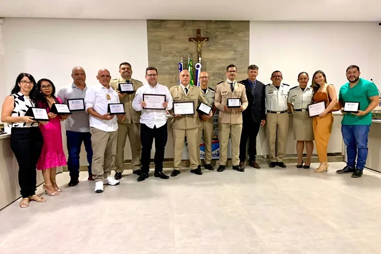 Policiais militares recebem título de cidadão tanquenovense