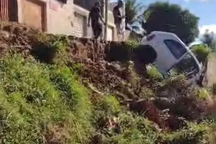 Carro desaba em obra abandonada pela prefeitura de Brumado há anos