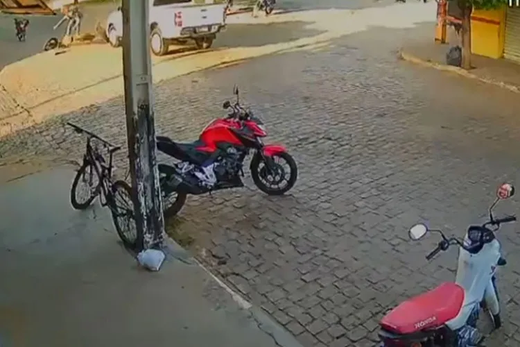 Caminhonete e motocicleta se envolvem em acidente em Livramento de Nossa Senhora