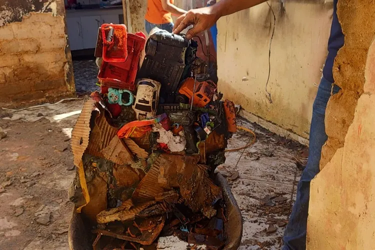 Vaquinha virtual visa ajudar idosa a reconstruir casa destruída por incêndio em Brumado