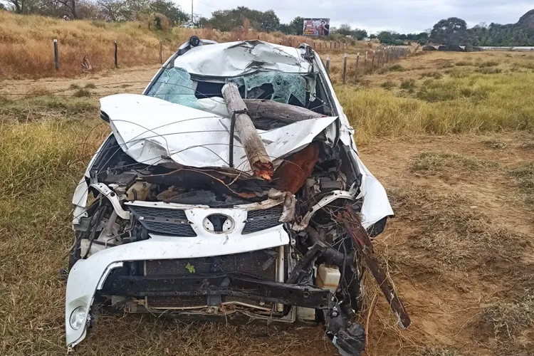 Guanambi: Carro colide com cavalo, deixa três pessoas feridas e animal morto