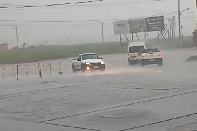 Vídeo: Forte chuva causa estragos na sede e zona rural da cidade de Guanambi