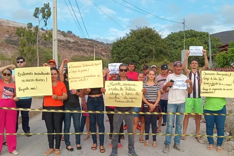 Brumado: Em protesto, moradores da Vila Pedra Preta cobram transporte e pavimentação